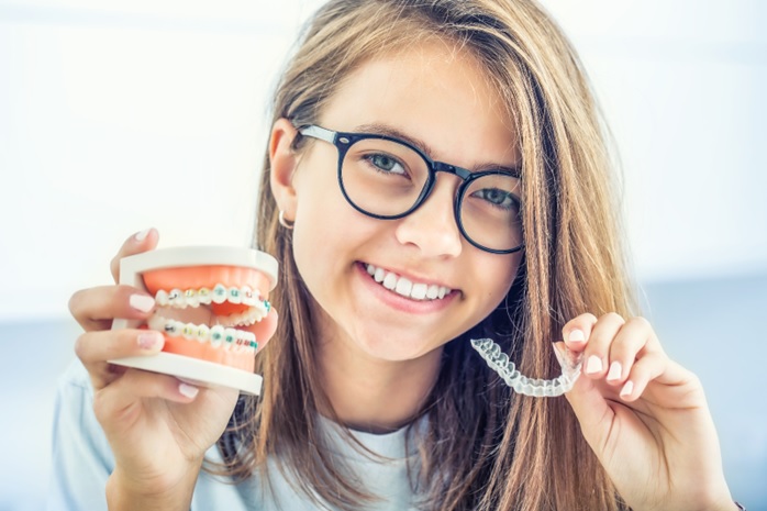 Comparando Invisalign e aparelhos fixos convencionais