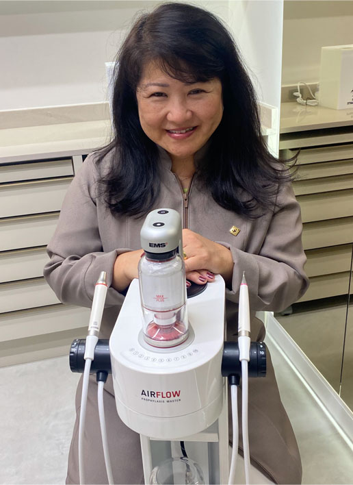 Dra Katia Rie realiza profilaxia com airflow em São Paulo Dra Katia Rie realiza profilaxia com airflow em São Paulo