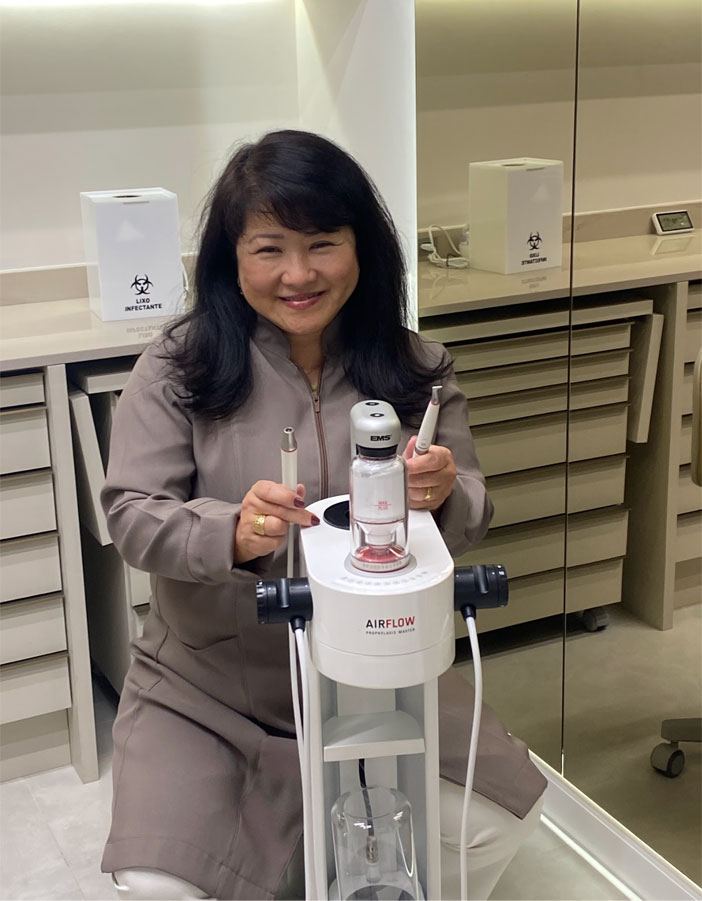 Dra Katia Rie realiza profilaxia com airflow em São Paulo Dra Katia Rie realiza profilaxia com airflow em São Paulo