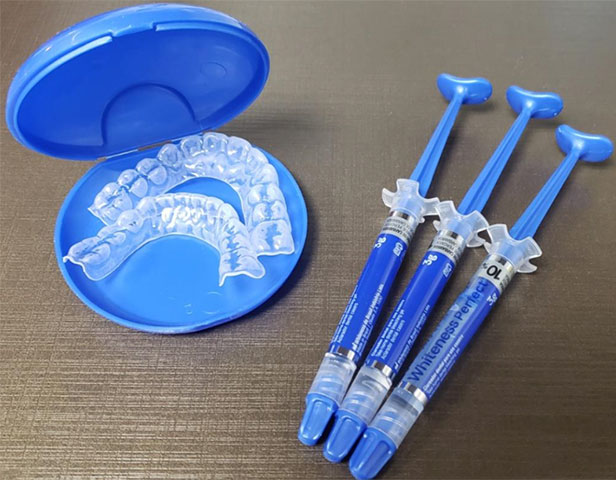 Moldeira e gel utilizado no clareamento caseiro Moldeira e gel utilizado no clareamento caseiro