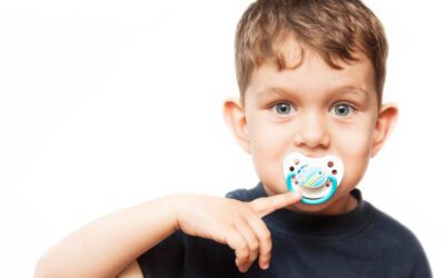 Chupeta e dedo na boca: qual o impacto nos dentes e como intervir?