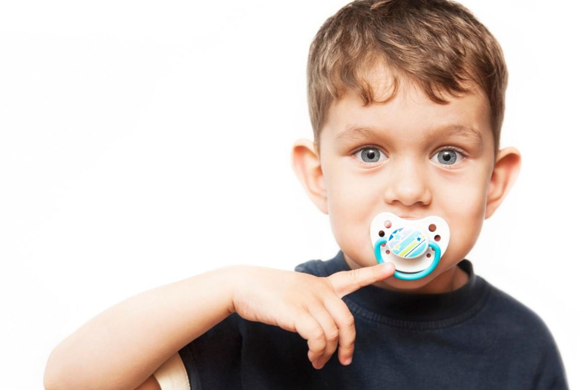 Chupeta e dedo na boca: qual o impacto nos dentes e como intervir? Chupeta e dedo na boca: qual o impacto nos dentes e como intervir?<br />