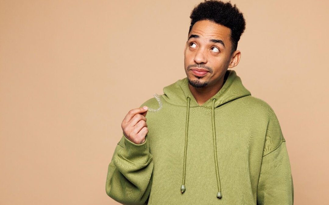 Terminei um alinhador do Invisalign: preciso guardar ou posso jogar fora?