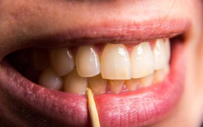 Você costuma palitar os dentes? Conheça os prejuízos para sua saúde bucal