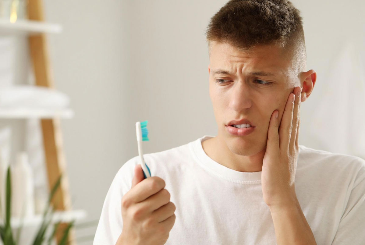 Você escova os dentes com força? Saiba quais as possíveis consequências para a sua saúde bucal Você escova os dentes com força? Saiba quais as possíveis consequências para a sua saúde bucal