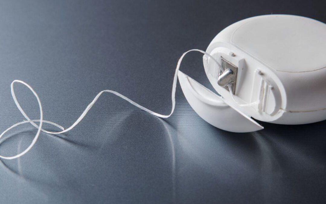 Mitos e verdades sobre o fio dental: Você está usando da maneira certa?