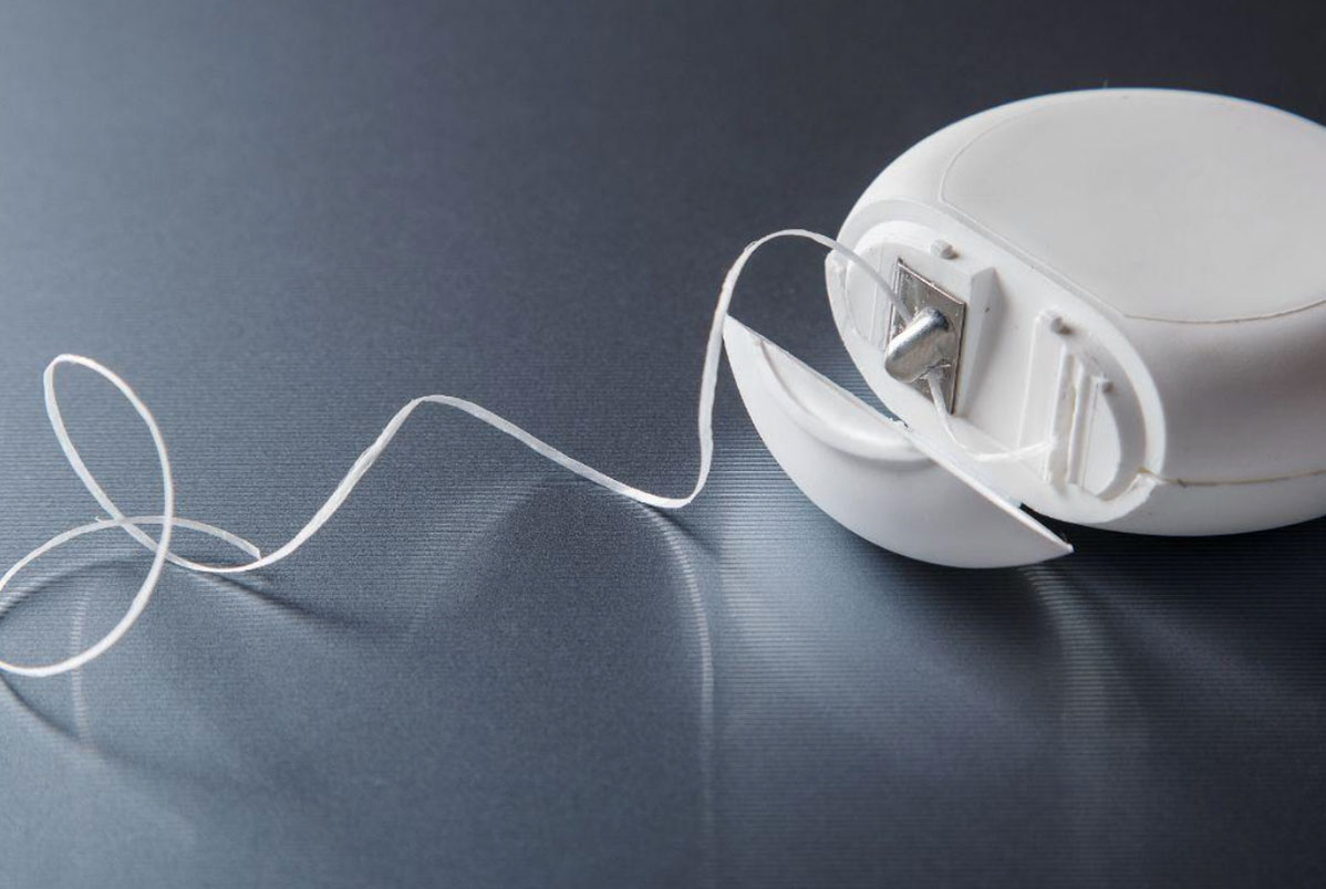 Mitos e verdades sobre o fio dental: Você está usando da maneira certa? Mitos e verdades sobre o fio dental: Você está usando da maneira certa?