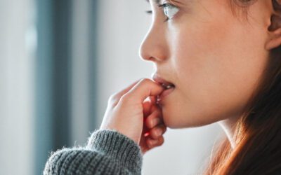 Roer as unhas faz mal para a saúde bucal? Descubra os riscos desse hábito aparentemente inofensivo