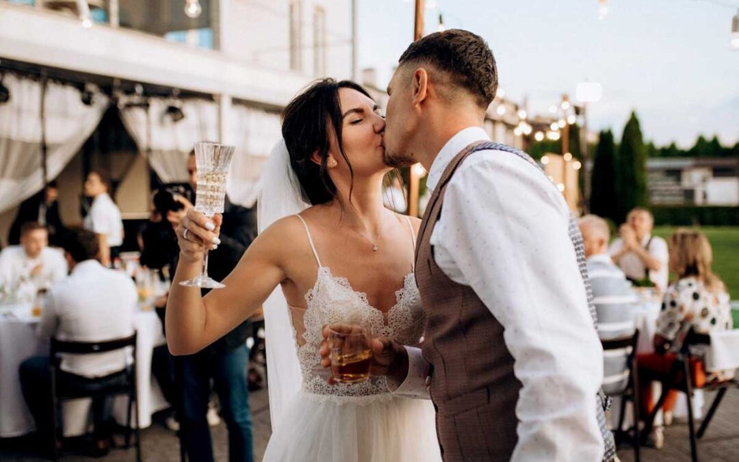 Limpeza e clareamento dental para noivas e noivos: preparando o sorriso para o grande dia