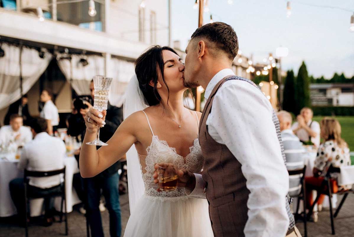 Limpeza e clareamento dental para noivas e noivos: preparando o sorriso para o grande dia