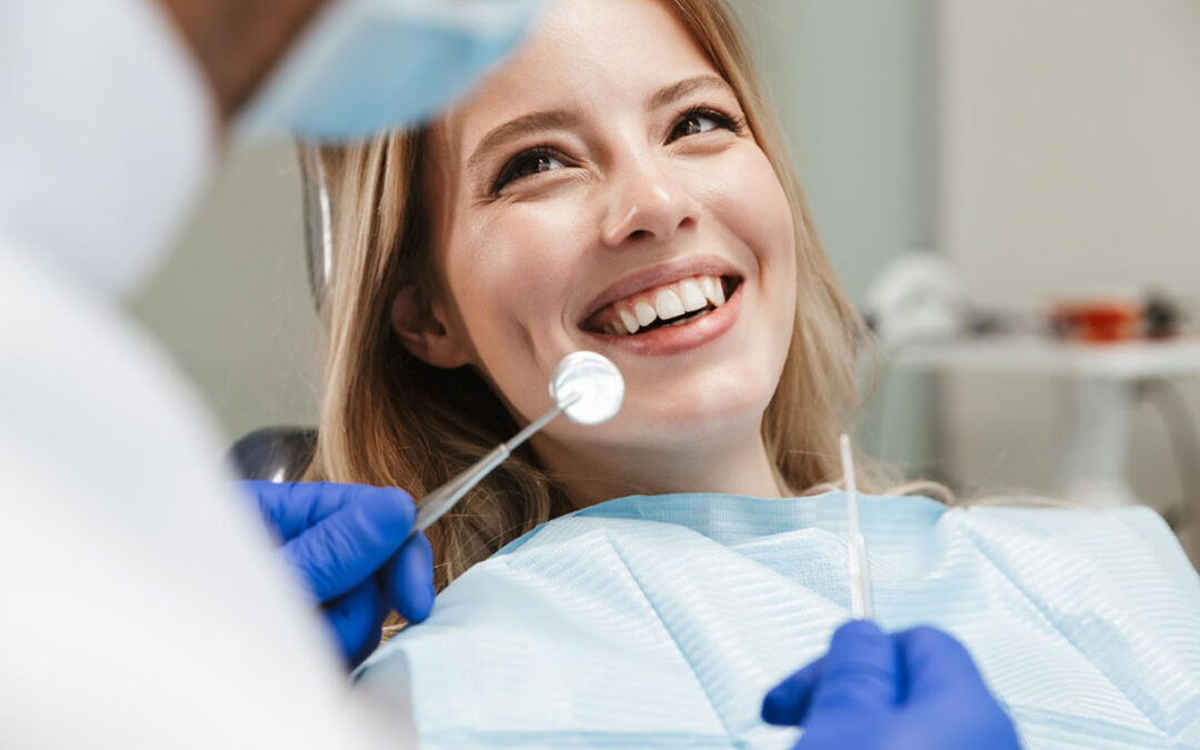 Vantagens de fazer periodicamente a limpeza dental com AirFlow