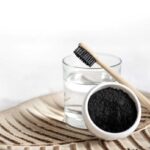 Por que não se deve usar carvão ou bicarbonato para clarear os dentes?