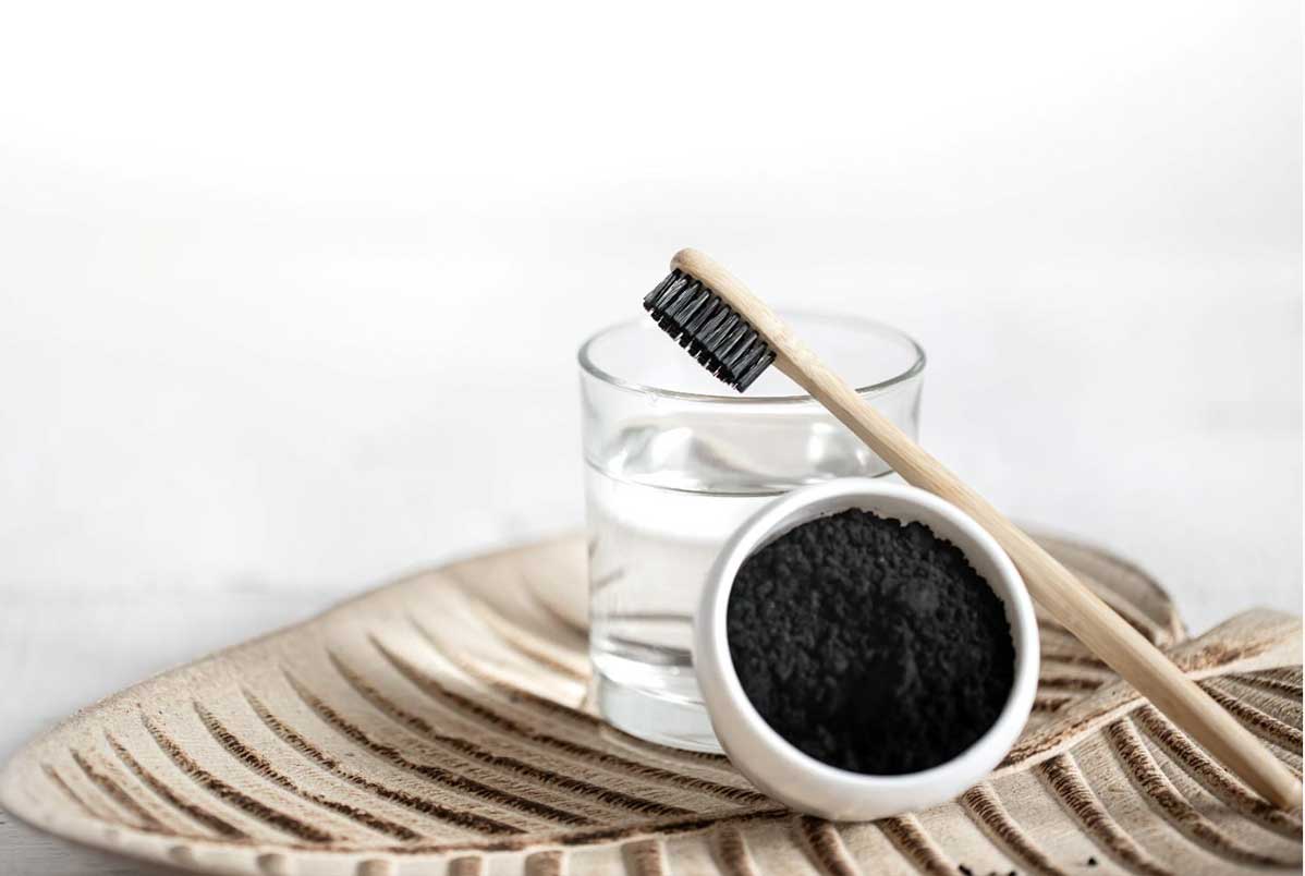Por que não se deve usar carvão ou bicarbonato para clarear os dentes?